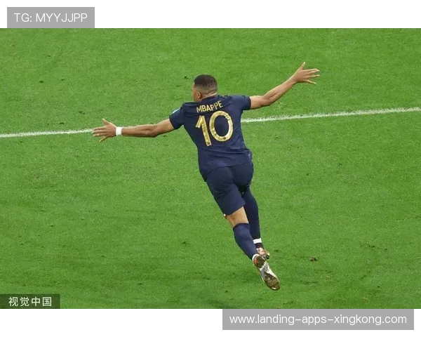 姆巴佩带球突破后分球，法国前场多线进攻令人窒息——速度、空间与战术美学的交响